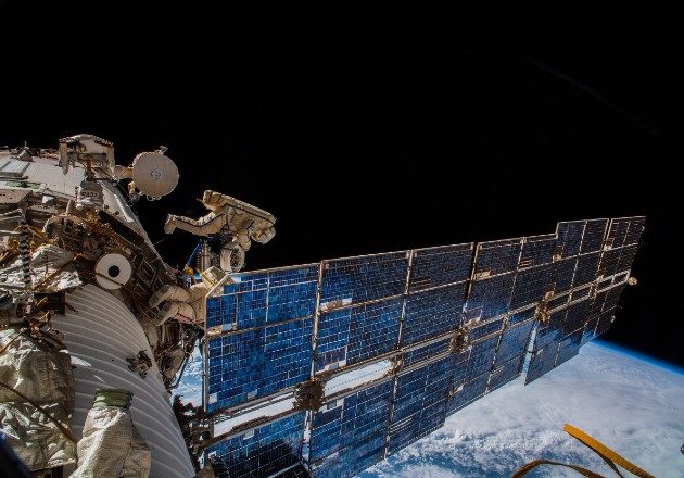 Cosmonautas instalan una antena en la Estación Espacial Internacional para rastrear a animales en la Tierra. Foto / A. Gerst/ESA/NASA.