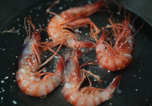 Alrededor de Navidad, cuando los langostinos suelen brillar en las cenas, pueden costar hasta 100 euros el kilo. Foto / Samuel Aranda para The New York Times.