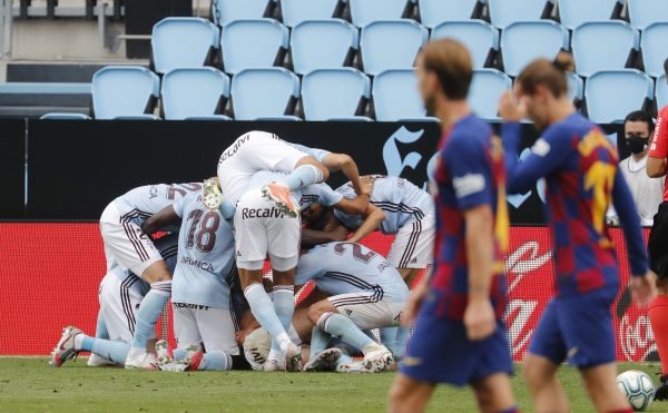 Jugadores del Celta de Vigo festejan su segundo gol ante Barcelona. Foto:EFE