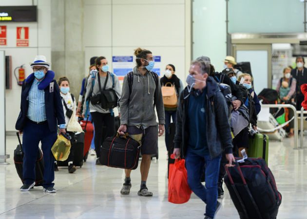 Se han implantado los controles sanitarios en los aeropuertos. Fotos: EFE/Archivo.