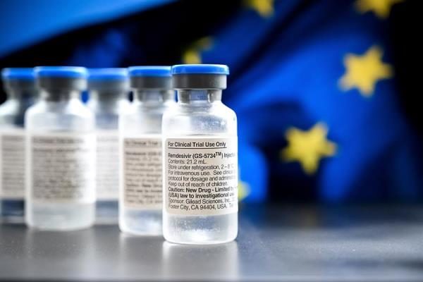 "La autorización de un primer medicamento para tratar la COVID-19 es un importante paso adelante en la lucha contra este virus", declaró la comisaria europea de Salud, Stella Kyriakides, quien añadió que Bruselas "no dejará piedra sin mover en sus esfuerzos para garantizar tratamientos eficientes o vacunas contra el coronavirus". FOTO/EFE