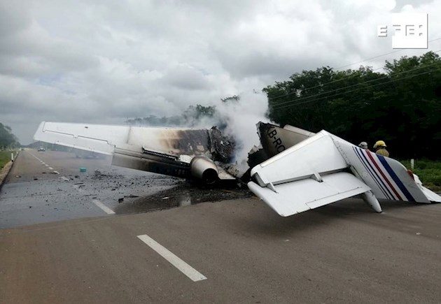 El funcionario no reveló el motivo por el cual la aeronave aterrizó y se incendió en la carretera ni tampoco si el suceso derivó en algún fallecido, herido o detenido.