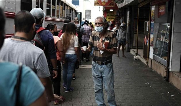 Entre esas medidas aseguró que es indispensable reducir las tarifas eléctricas y de los combustibles. EFE