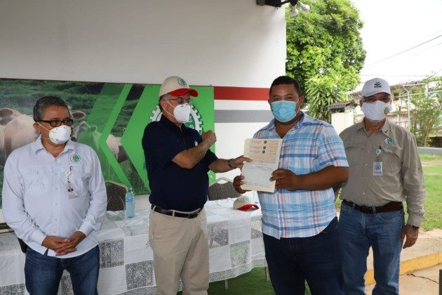El ministro del Mida, Augusto Valderrama, dijo "me quito el sombrero ante ustedes  (productores), no han dejado de producir un solo día alimentos para las familias panameñas".