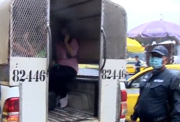 Varias mujeres también fueron detenidas, porque estaban  fuera de la hora que les correspondía.