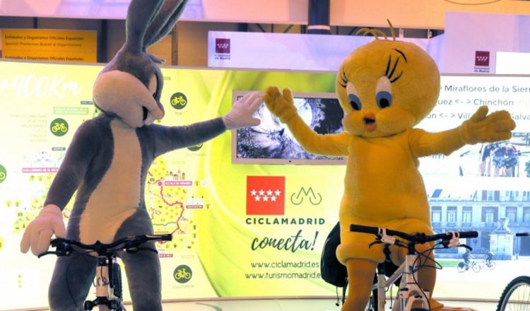 Los personajes de dibujos Bugs Bunny (izquierda)  y Piolín en un acto empresarial en 2017. EFE