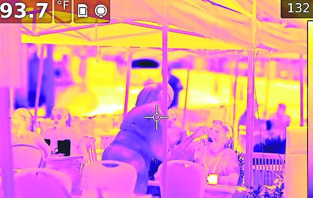 Una mujer en un restaurante al aire libre en Maplewood, Nueva Jersey, recibe una bebida caliente. Foto / Jonah M. Kessel/The New York Times.