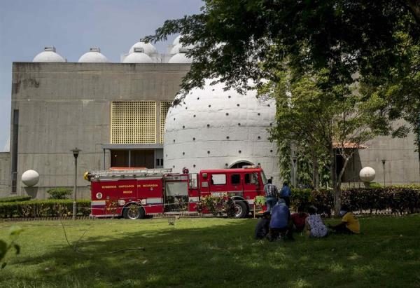 Una persona no identificada arrojara una bomba que produjo un incendio en la Capilla de la Sangre de Cristo en la Catedral Metropolitana. FOTO/EFE