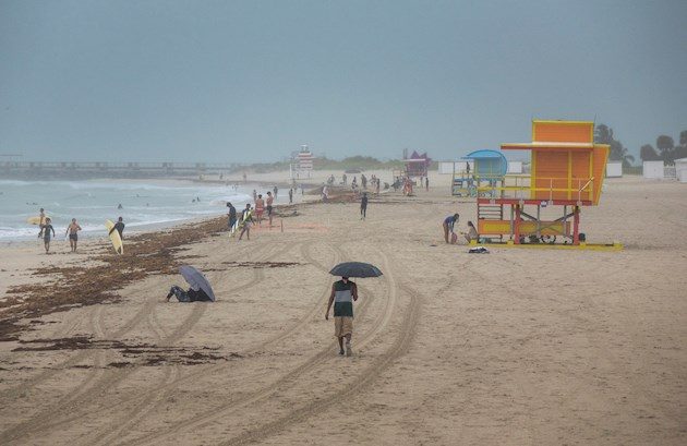 El centro de la tormenta estará hoy sobre o cerca de la costa floridana y el lunes y martes se desplazará desde el Atlántico a la altura de la costa de Georgia hacia otros estados del litoral este estadounidense, según el NHC.