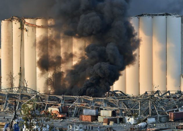Sobre la capital libanesa se eleva una gran columna de humo de color rojizo. Fotos: EFE.,