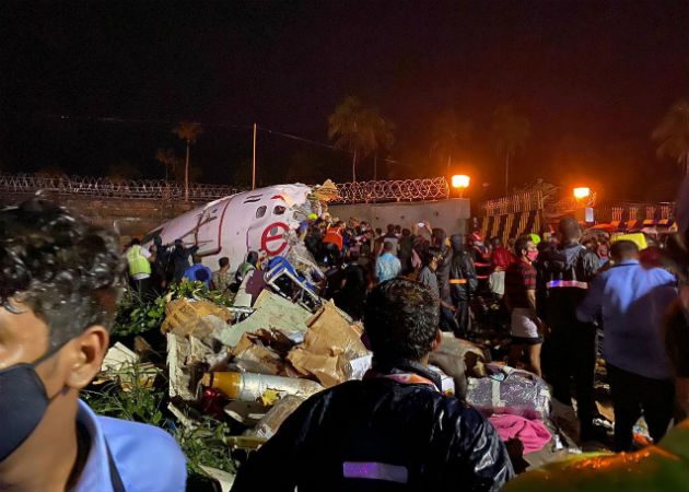 Imagen del accidente aéreo suministrada por la Defensa Civil de la India. Fotos. EFE.