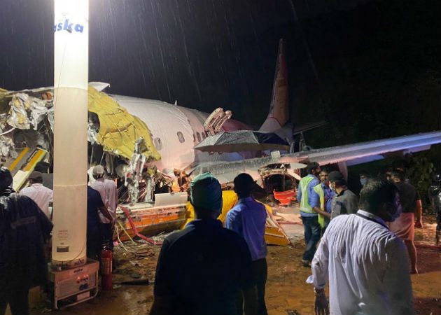 Imagen del accidente aéreo suministrada por la Defensa Civil de la India. Fotos. EFE.