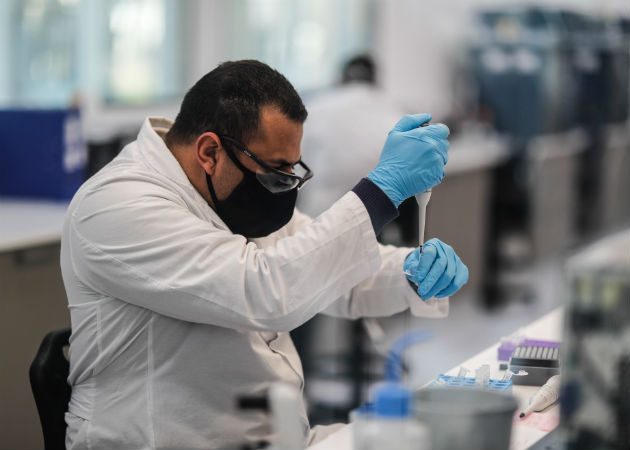 Científico ruso trabajando en la producción de una nueva vacuna para luchar contra el COVID-19 en Moscú. Fotos: EFE.