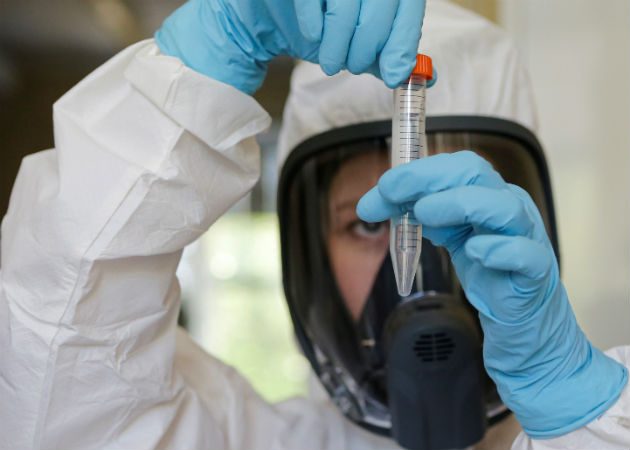 Científico ruso trabajando en la producción de una nueva vacuna para luchar contra el COVID-19 en Moscú. Fotos: EFE.