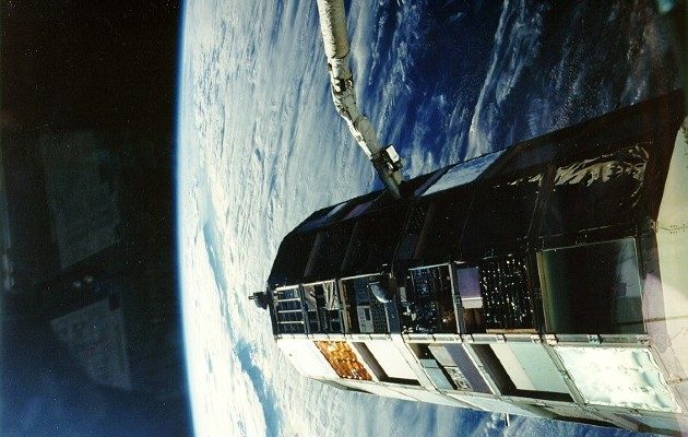 La Agencia Espacial Europea (ESA) es la primera que ha decidido desarrollar una misión de limpieza espacial, y el pasado mes de octubre encargó a una empresa emergente suiza con el apropiado nombre de ClearSpace el diseño del primer aparato con este propósito, que la Unión Europea espera lanzar hacia 2025.