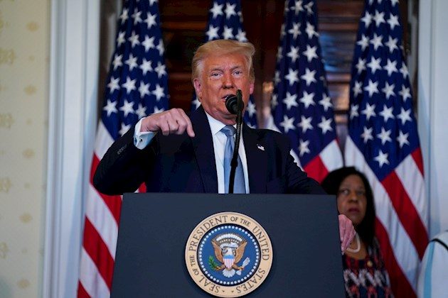 En el cierre de la primera de cuatro jornadas de convención demócrata, celebrada por primera vez en formato virtual debido a la pandemia de COVID-19, la ex primera dama Michelle Obama afirmó anoche que "Trump es el presidente erróneo para nuestro país... (y) no está a la altura del momento".