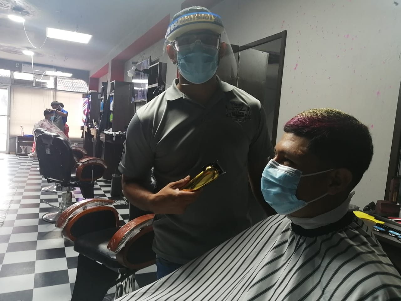 Son muchas las personas que estaban necesitando de estos servicios de cortes de cabello y de belleza en general .