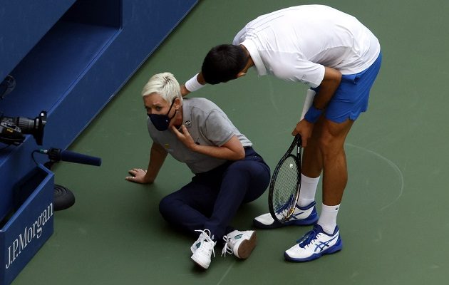 Djokovic de inmediato fue a ver cómo estaba la jueza.