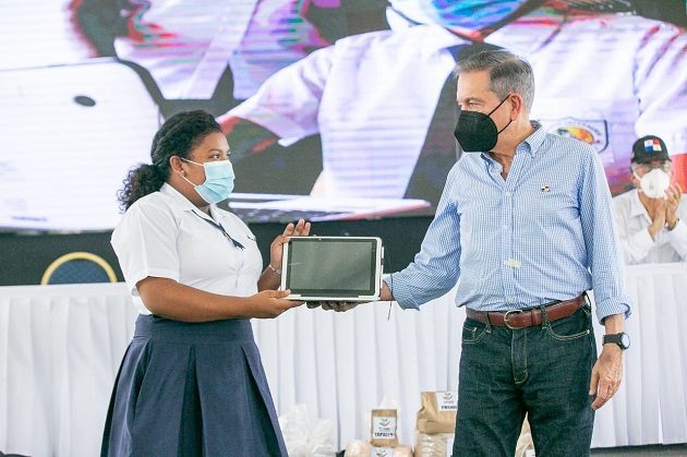 El presidente Laurentino Cortizo entregó el 4 de septiembre computadoras y  tabletas en Coclé.  Foto cortesía Meduca