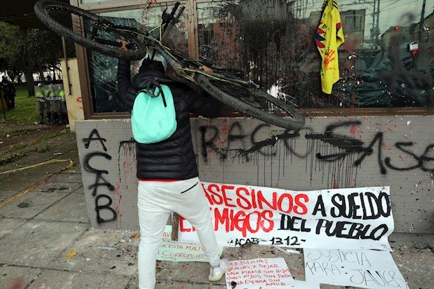 "Por favor, ya", "agente, le ruego", fueron las frases que dijo el hombre cuando estaba inmovilizado por dos agentes en una calle del barrio Santa Cecilia.