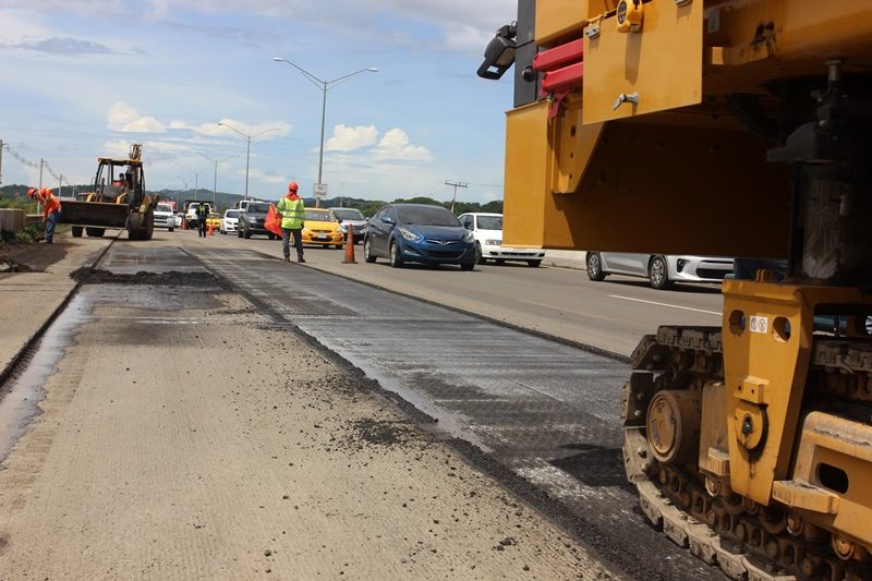 Entre los trabajos que se realizan están la repavimentación de la vía, escarificación de carpeta asfáltica y construcción de barreras jersey.