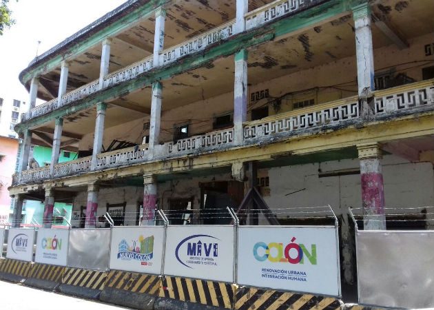  Mientra tanto, el viejo inmuble sigue deteriorándose, solo se han colocado letretos con la imagen de lo que iba a hacer la restauración. Fotos: Diómedes Sánchez.