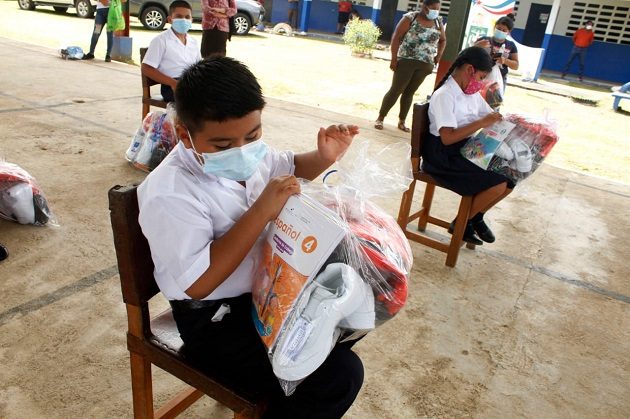 Los niños recibieron guías impresas, mochilas y calzados.