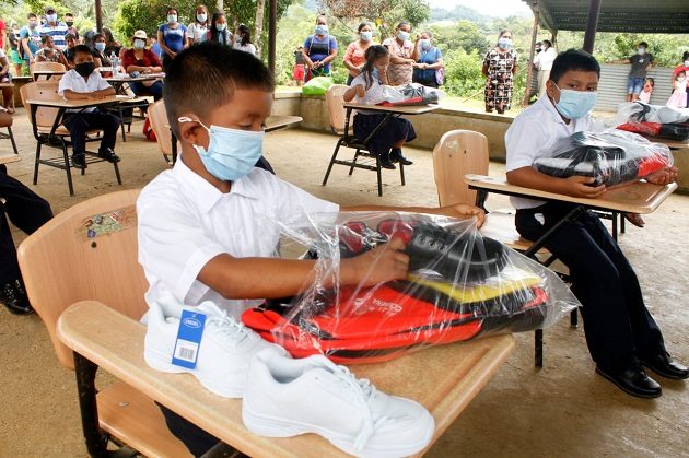 Los niños estaban felices con los kits escolares.