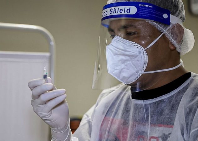 "Ningún estadounidense tiene que pagar ningún centavo de su bolsillo para obtener la vacuna", prometió Paul Mango,  vicejefe de gabinete para política en el Departamento de Defensa de Salud y Servicios Humanos de EE.UU. Fotos: EFE/Ilustrativa. 
