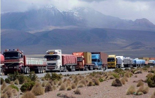 El paisaje en frente de la planta que suministra el combustible está dominado por hileras de largos camiones que aguardan la carga
