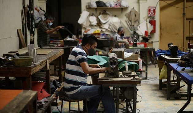 El desempleo se va a seguir dando porque hay empresas que no van a abrir. EFE