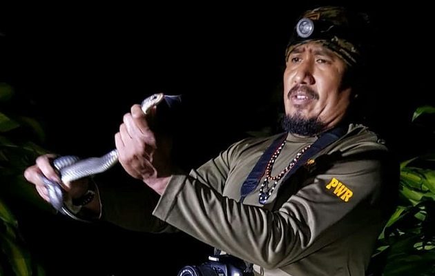 Mario Urriola es un rescatista de serpientes.