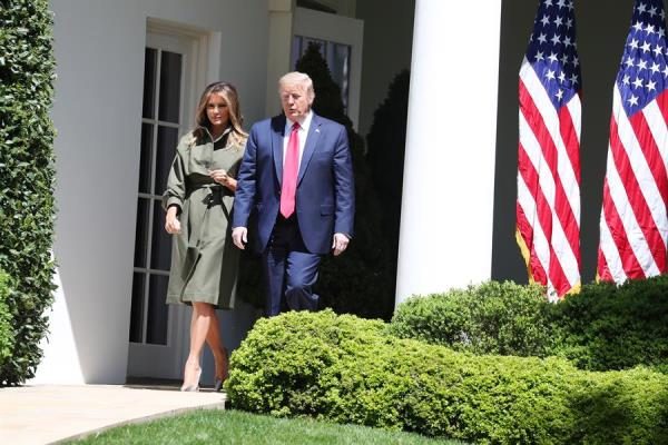 Donadl Trump anunció esta madrugada que él y su esposa habían dado positivo por coronavirus, y en un comunicado posterior, el médico presidencial, Sean Conley, detalló que ambos "están bien y planean permanecer en su hogar en la Casa Blanca durante la convalecencia". TOTO/EFE