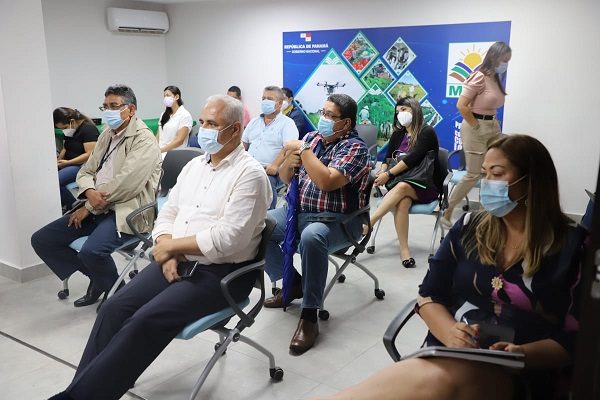 Acto de entrega de cartas de intención.