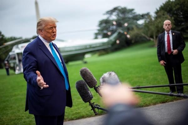 Donald Trump, de 74 años, reúne varios de los factores de riesgo para desarrollar síntomas más graves de COVID-19, debido a su edad, su género y la obesidad que padece.