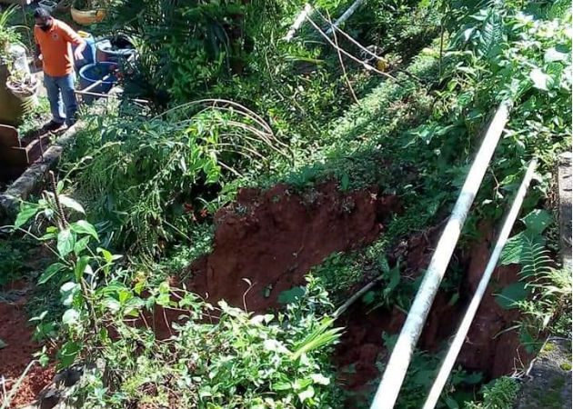 El derrumbe dejó también expuestas la tubería de agua potable. Foto: Diómedes Sánchez.