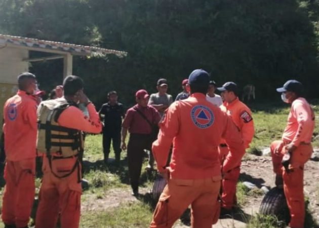 Personal de Sinaproc recuperó el cadáver del joven. Foto: Mayra Madrid. 