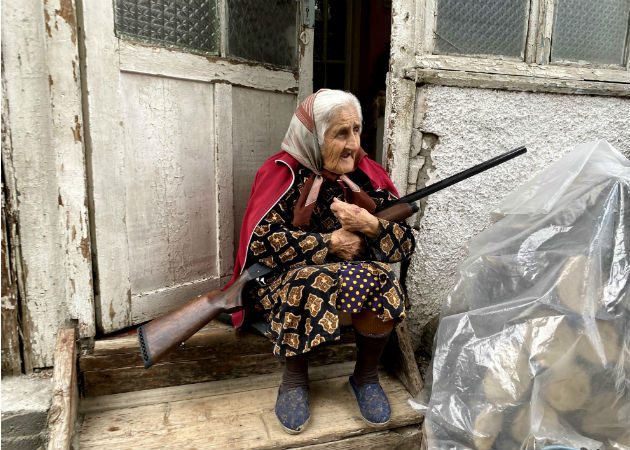 Una anciana armada cuida su casa en Stepanakert, la capital del enclave separatista de Nagorno Karabaj disputada por Azerbaiyán y Armenia. Foto: EFE.