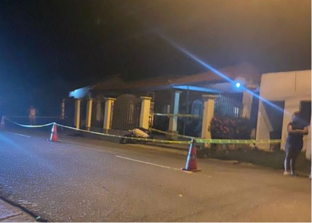 La víctima estaba descansando en una hamaca en el portal de su residencia cuando fue atacada. Foto: Thays Domínguez., 