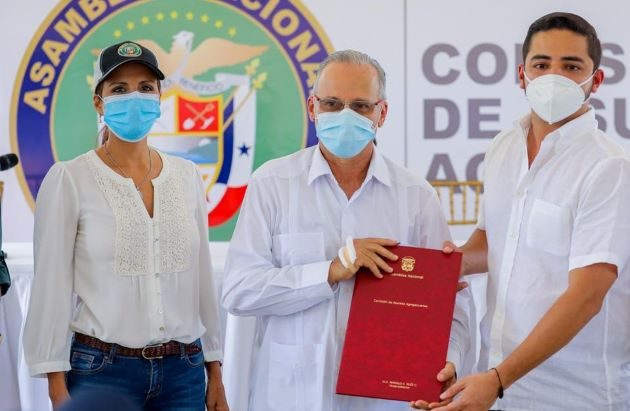 De acuerdo con el diputado Julio Mendoza (dcha.), con este proyecto de ley se pretende crear más inversión y el establecimiento de agroparques, dándole valor a los productos panameños.