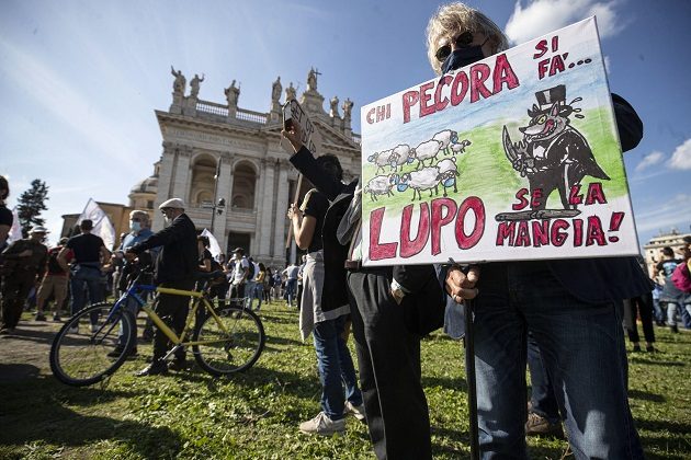 Han portado banderas de Italia y pancartas con mensajes como "defendemos la Constitución" o "Por nuestros hijos, por la libertad y por la democracia". FOTO/EFE