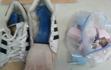 El perro "Alf" de la Unidad Canina Penitenciaria marcó una encomienda que llevaba un ciudadano, se procedió a la revisión de sus zapatillas y en el jabón de baño, se le encontraron hojas de feeling que al contarlas, dieron un total de 120.