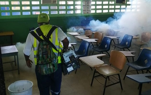 Meduca realiza operativos de limpieza en los colegios.