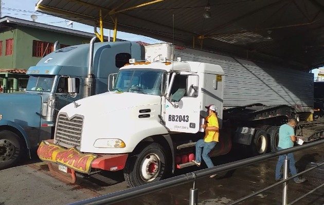 La movilización se inició de manera muy rápida, cada 10 minutos dos articulados pasan por la aduana en ambas direcciones para tratar de descongestionar la vía Panamericana en la que se mantienen apostados estos transportistas.