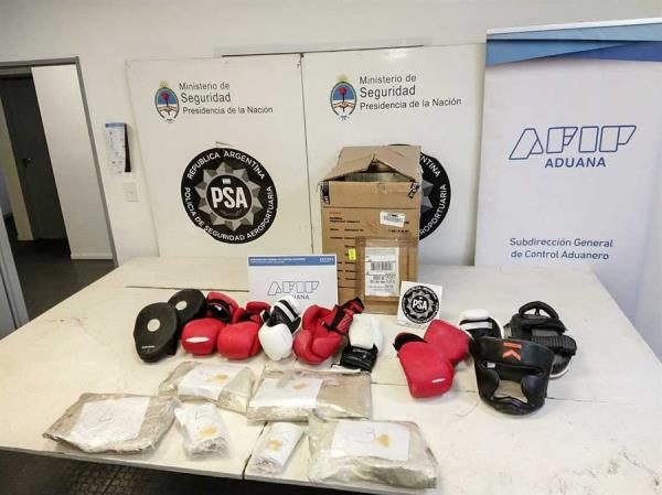 Los agentes advirtieron que había cocaína "hábilmente escondida" en pequeños compartimentos que se disfrazaban de azulejos, incautando un total de 314 gramos de cocaína. FOTO/EFE