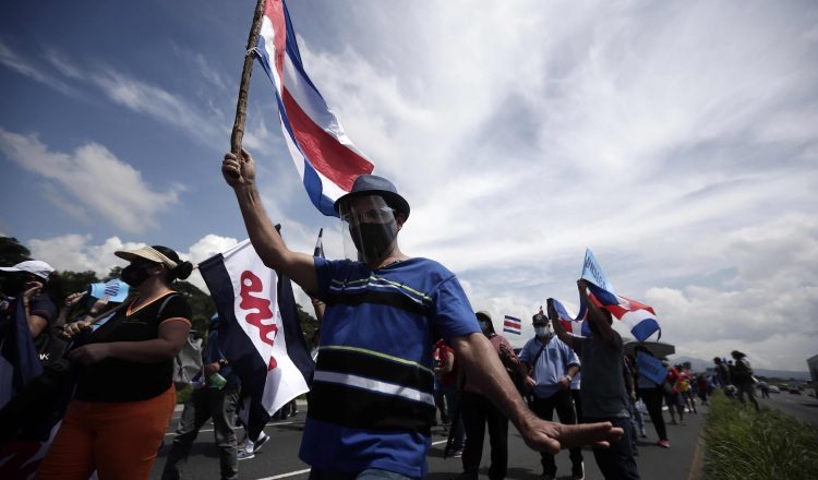 Durante las dos semanas de protestas ocurrieron enfrentamientos entre la policía y manifestantes que dejaron más de 100 detenidos. EFE