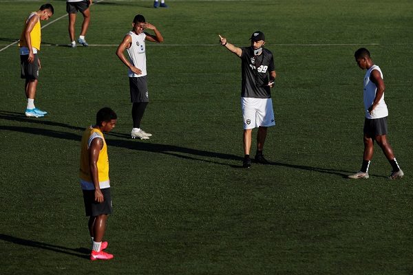El técnico del Tauro, el venezolano Rafael Mea Vital (d), dirige a sus jugadores en un entrenamiento del Tauro. Foto:EFE