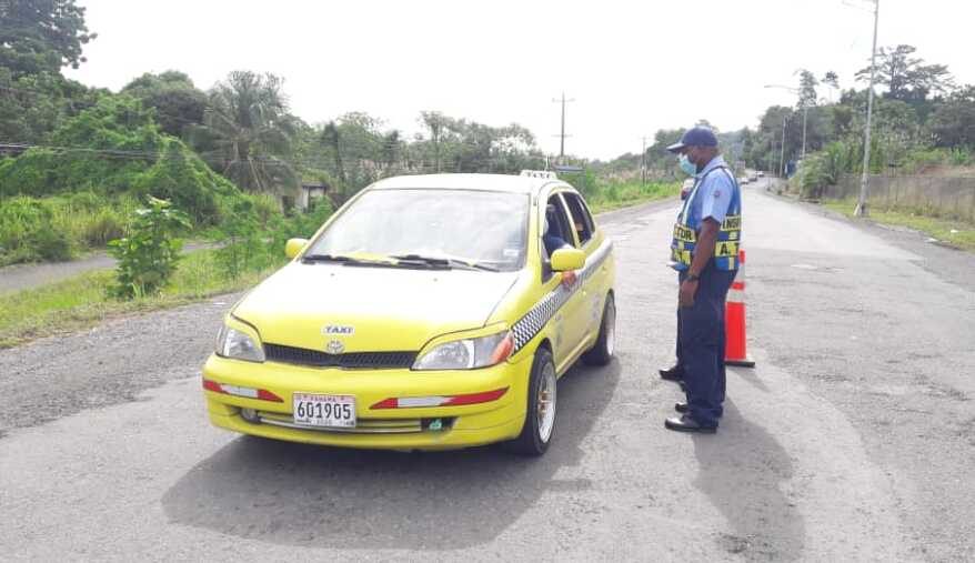 Taxista continúan con la circulación por pares y nones.