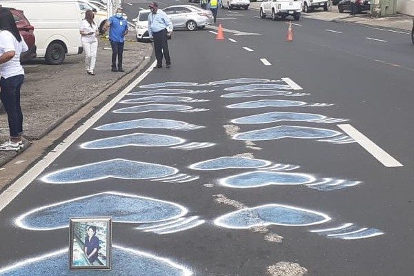 Familiares y sobrevivientes pintaron hoy nuevamente los corazones azules en La Cresta.