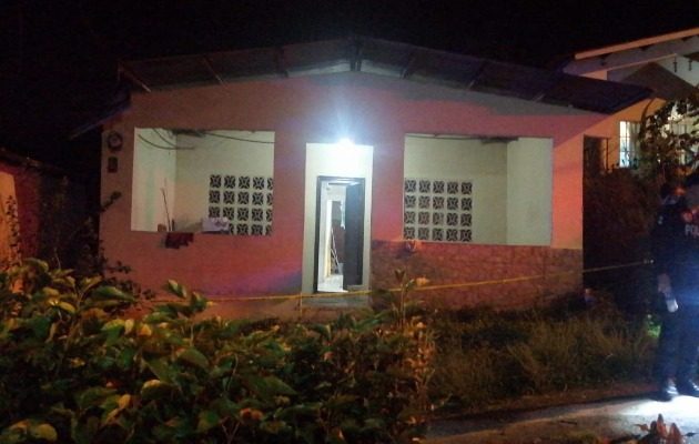 Los sicarios llamaron a Daniel Enrique Barrera y este fue ultimado en el portal de su casa. Foto/Diomedes Sánchez